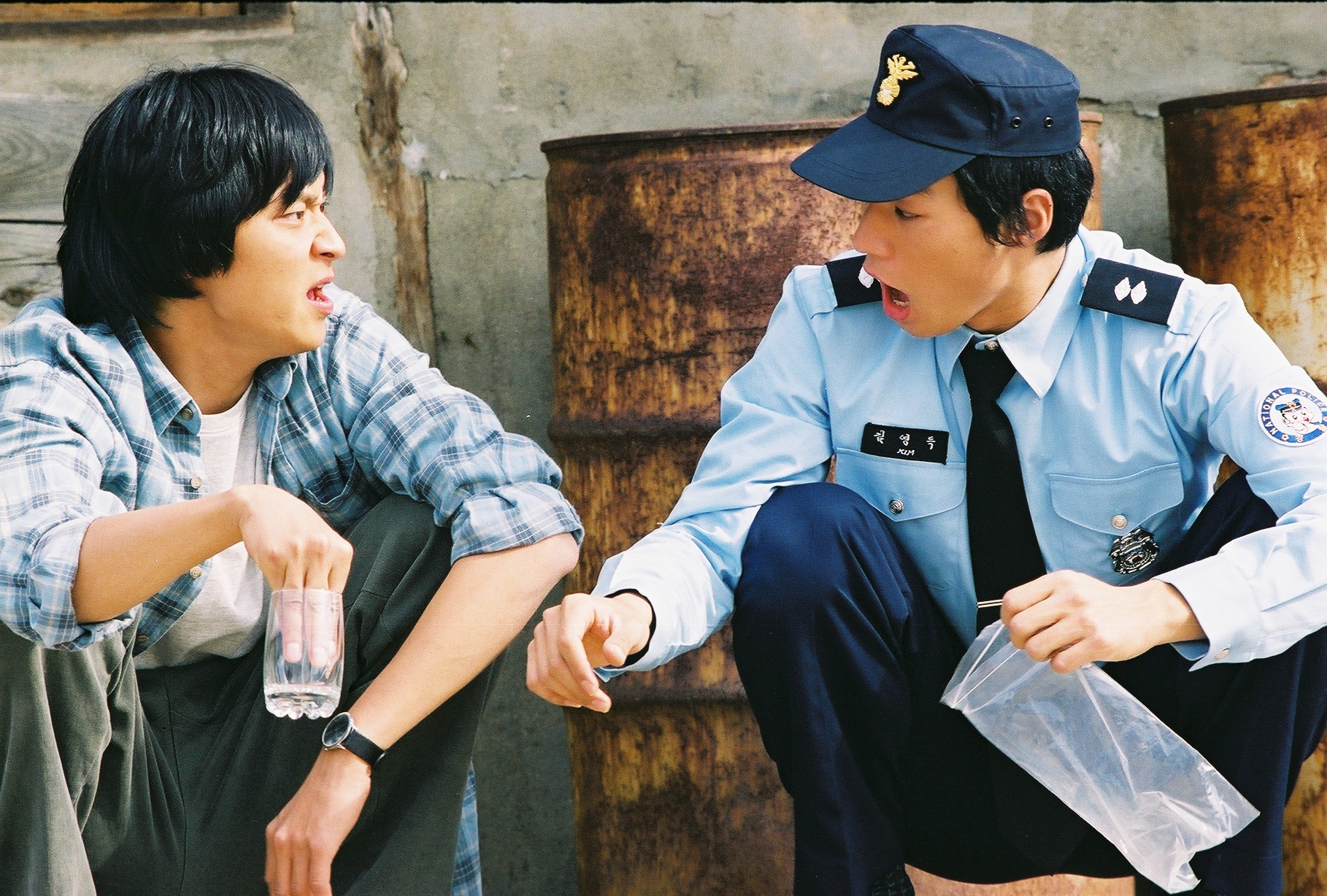 Still of Dong-won Kang and Cheon-hee Lee in Geunyeoreul midji maseyo (2004)