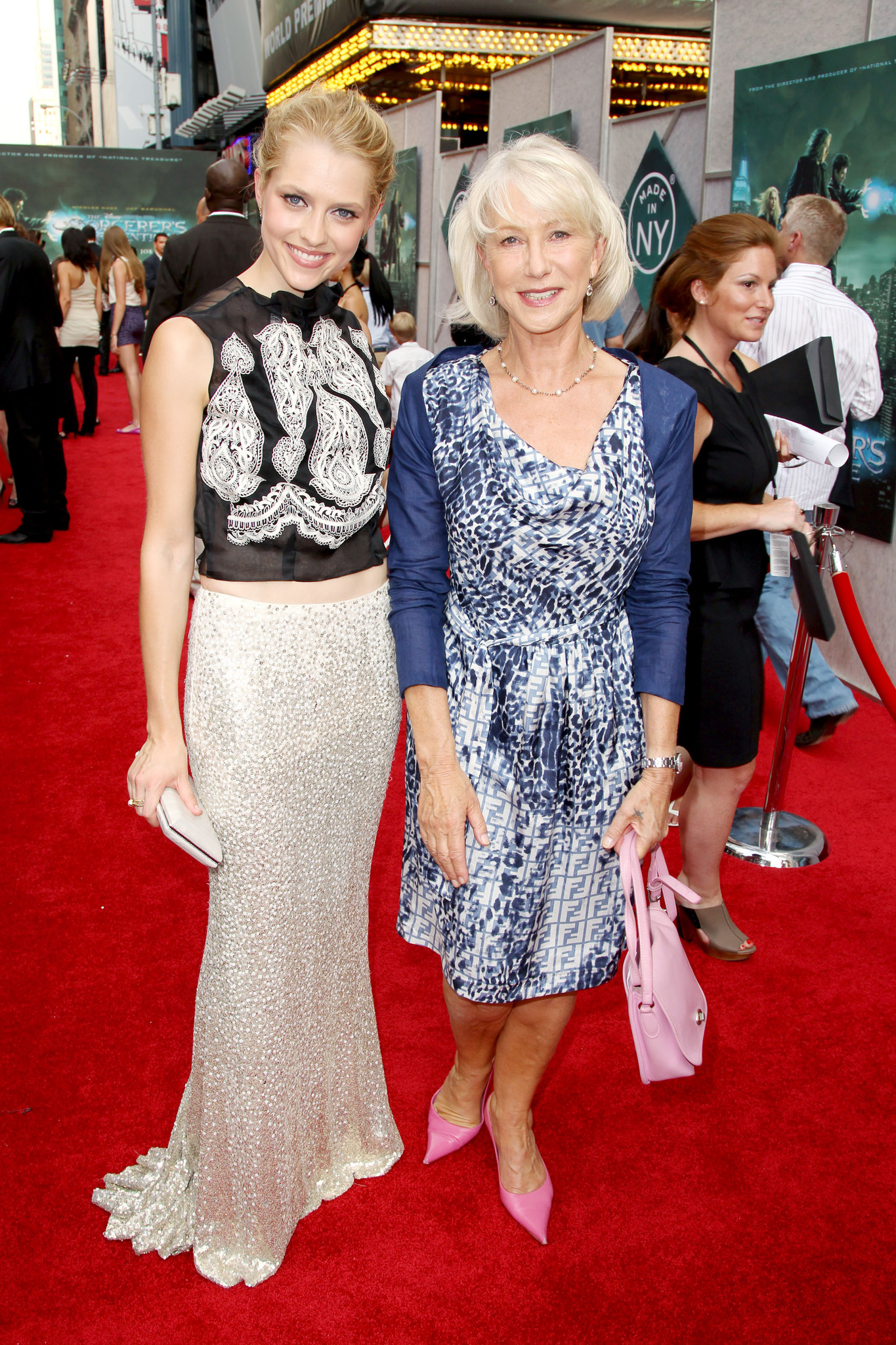 Helen Mirren and Teresa Palmer at event of Burtininko mokinys (2010)