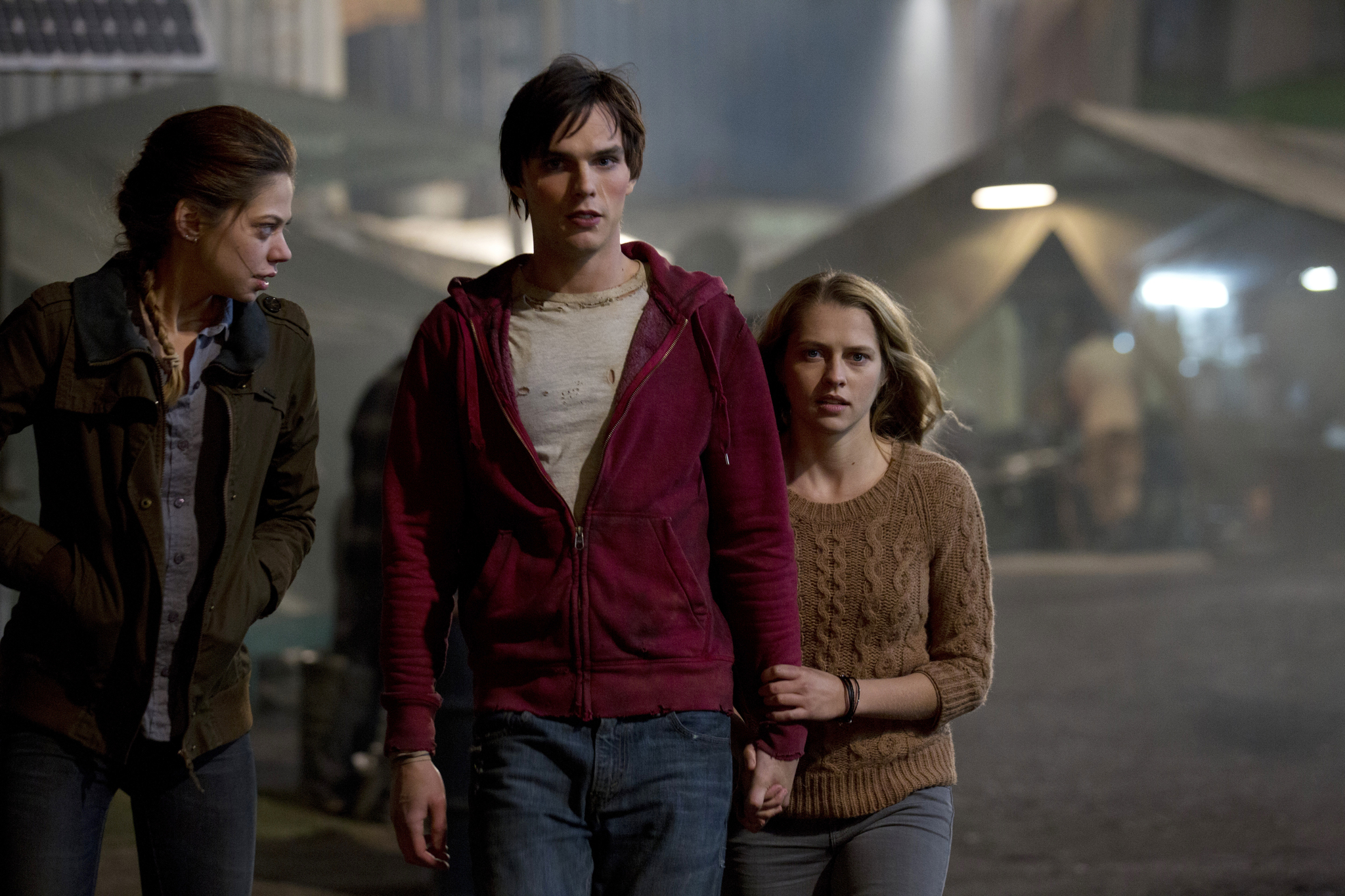 Still of Nicholas Hoult, Teresa Palmer and Analeigh Tipton in Silti kunai (2013)