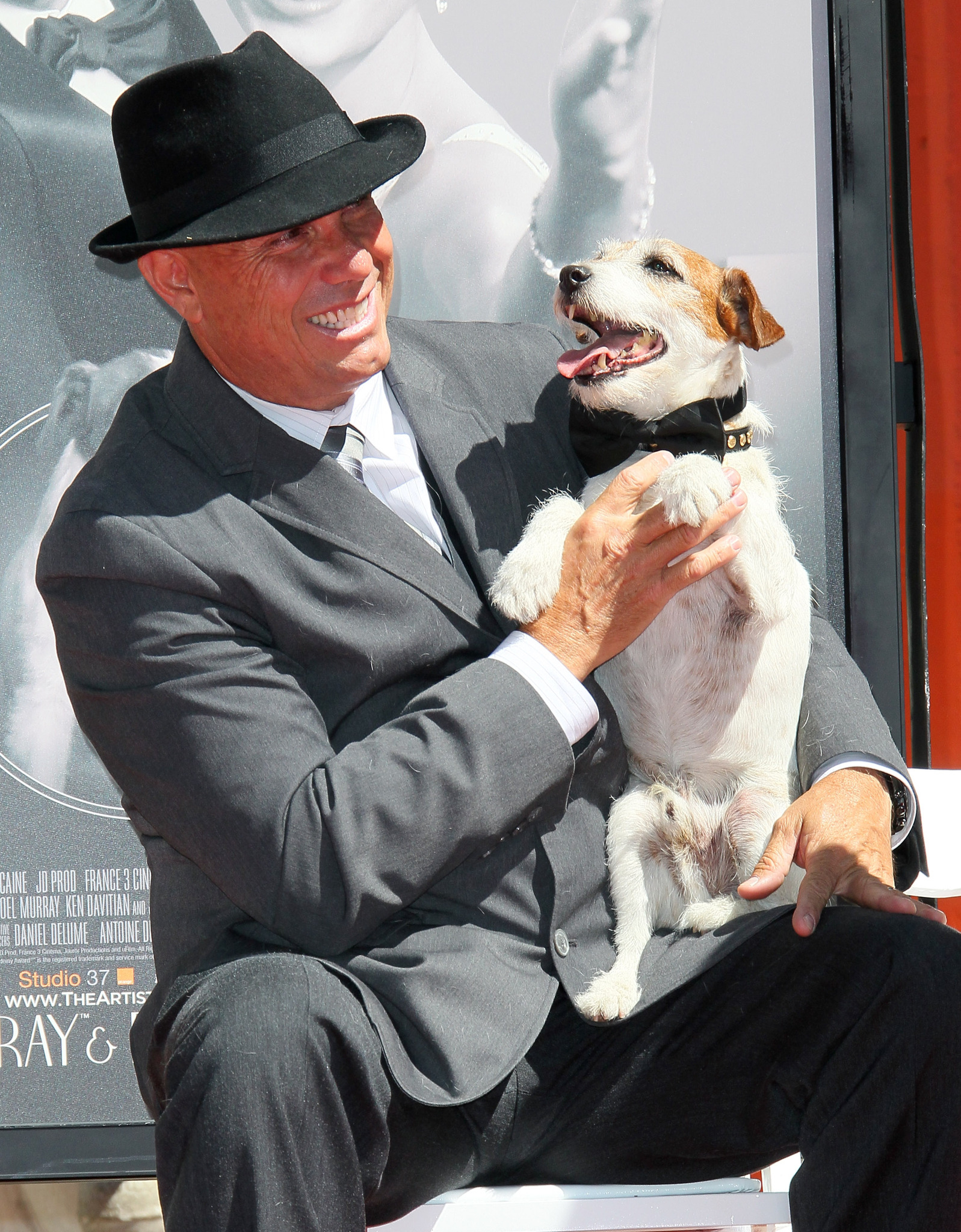 Omar Von Muller and Uggie at event of Artistas (2011)