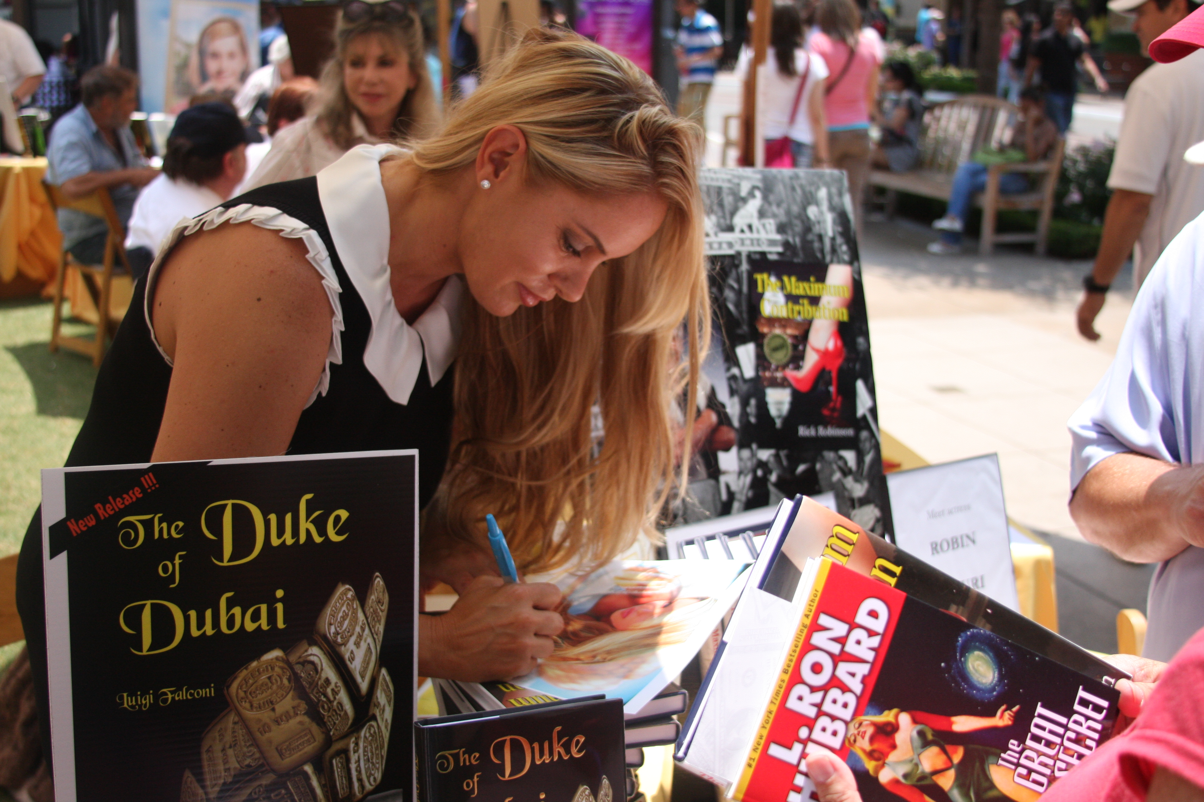 Actress Robin Arcuri at Hollywood Book Festival. The Grove, Hollywood, California. 2008