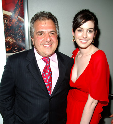 Anne Hathaway and James Gianopulos at event of Ir velnias devi Prada (2006)