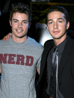 Shia LaBeouf and Josh Henderson at event of Transformers (2007)