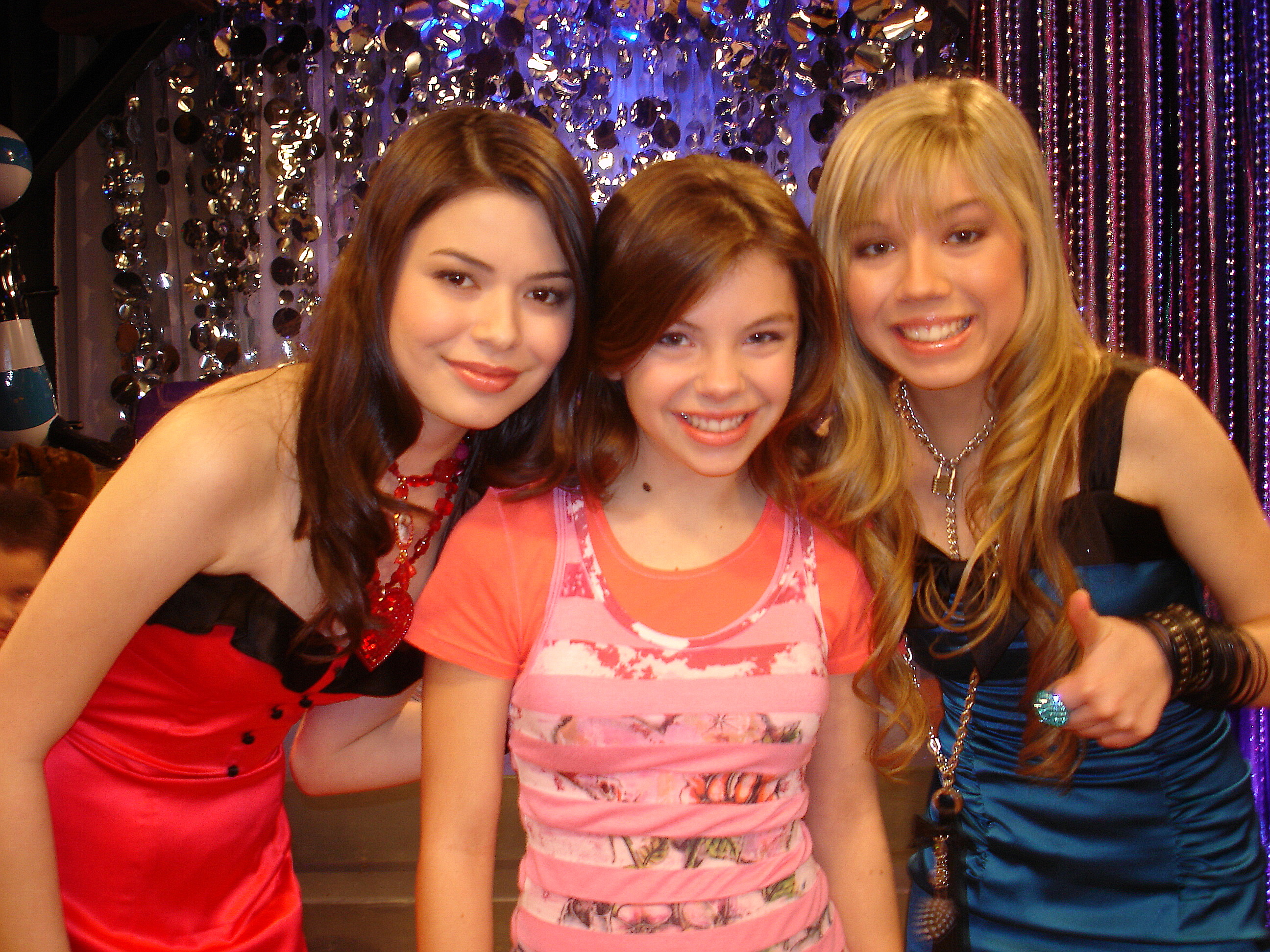 Miranda Cosgrove, Paris Rose Yates & Jennette McCurdy during a taping of the 