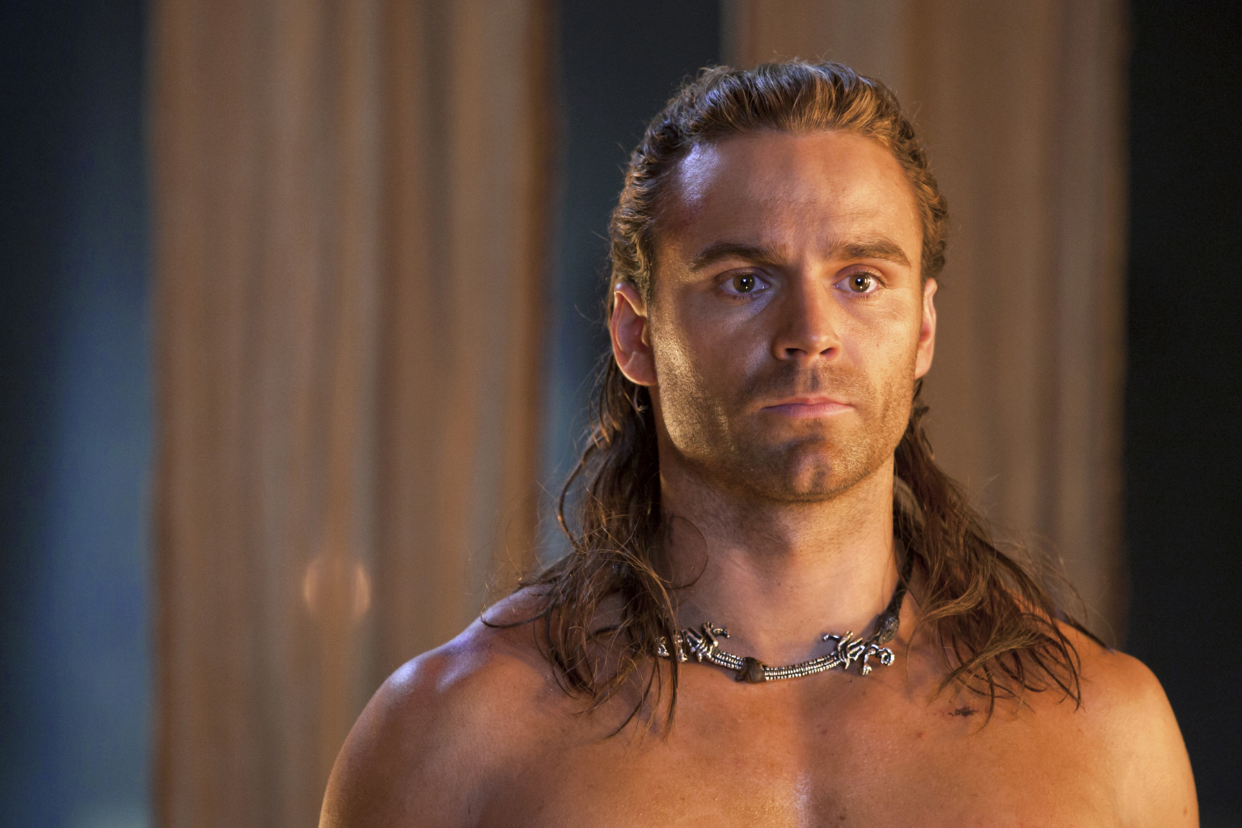 Still of Dustin Clare in Spartacus: Gods of the Arena (2011)