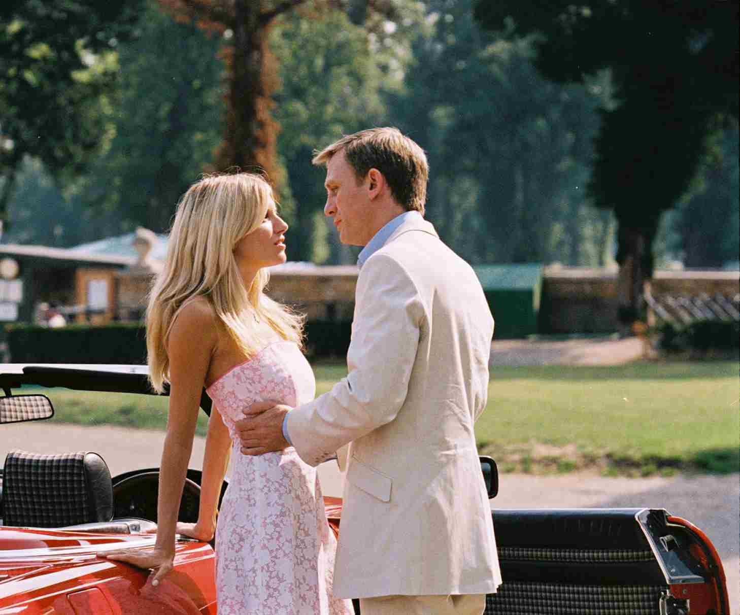 Still of Daniel Craig and Sienna Miller in Layer Cake (2004)