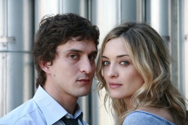Still of Alessandro Tiberi and Carolina Crescentini in Generazione mille euro (2009)