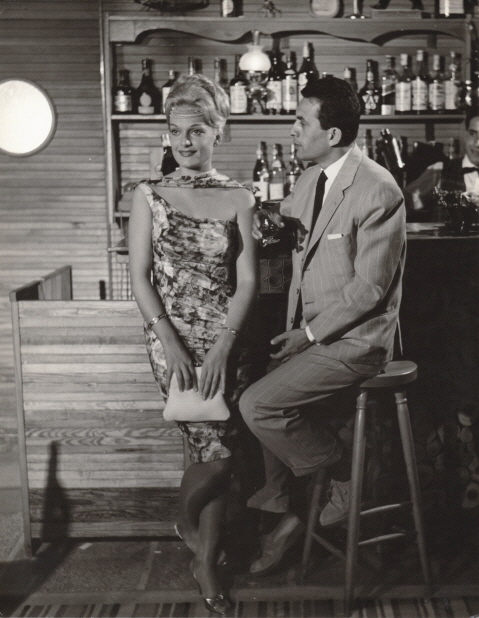 Pari Leventi and Nikos Xanthopoulos in the film I Zoi mou Arxizei me Sena, 1961