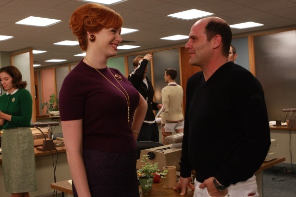 Still of Christina Hendricks and Matthew Weiner in MAD MEN. Reklamos vilkai (2007)