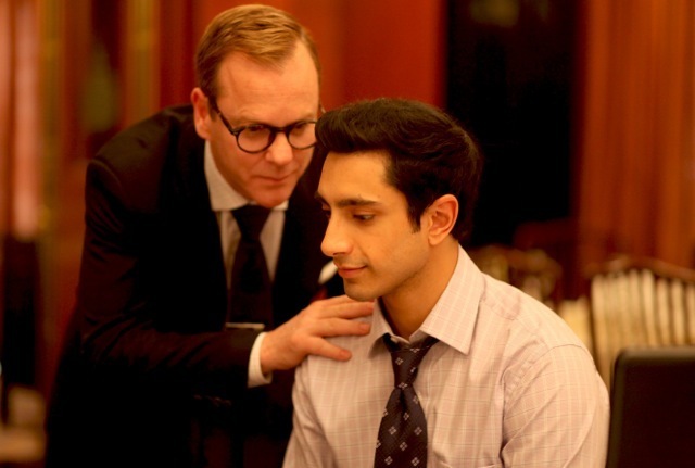 Still of Kiefer Sutherland and Riz Ahmed in The Reluctant Fundamentalist (2012)
