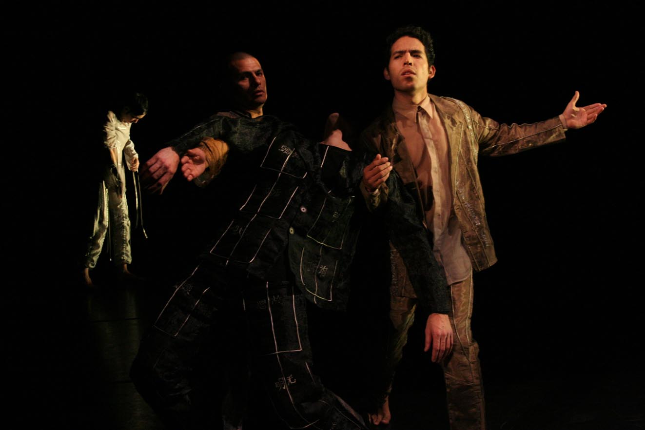a scene from Out of Sync by Alicia Sánchez & Co. Dance Company, costume design: Eloise Kazan, New York 2005