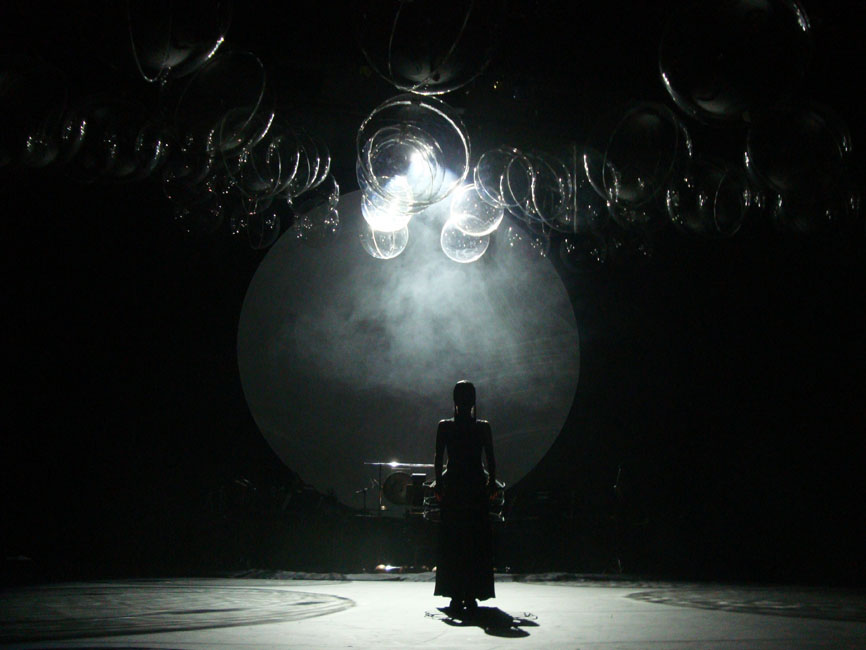 a scene from Sidereus Nuncius, Delfos Dance Company, music: Javier Torres Maldonado, set and costume design: Eloise Kazan, Mexico City 2009