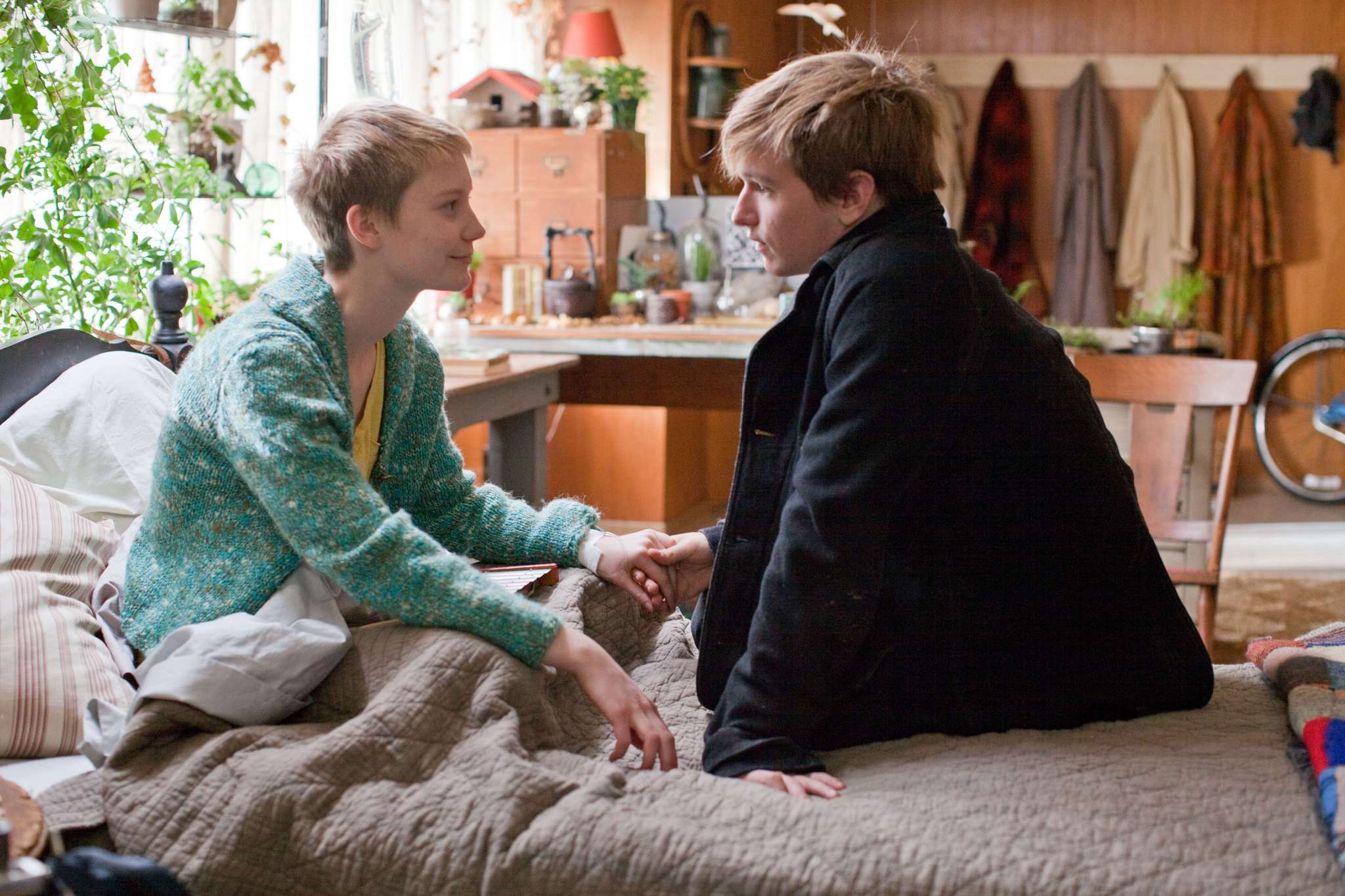 Still of Henry Hopper and Mia Wasikowska in Restless (2011)