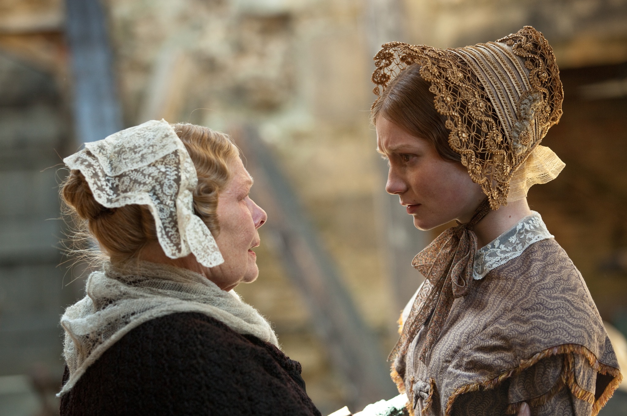 Still of Judi Dench and Mia Wasikowska in Dzeine Eir (2011)