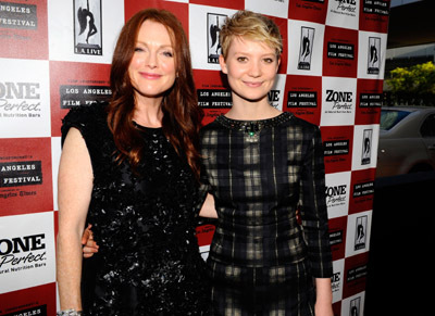 Julianne Moore and Mia Wasikowska at event of The Kids Are All Right (2010)