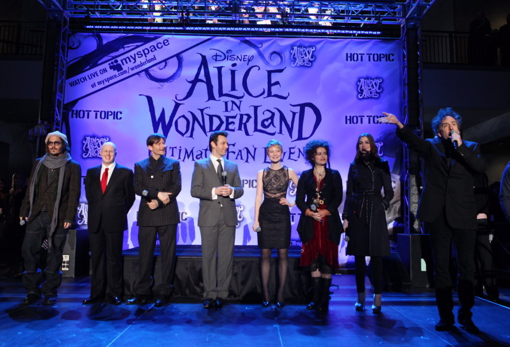 Johnny Depp, Helena Bonham Carter, Tim Burton, Crispin Glover, Anne Hathaway, Matt Lucas, Michael Sheen and Mia Wasikowska at event of Alisa stebuklu salyje (2010)