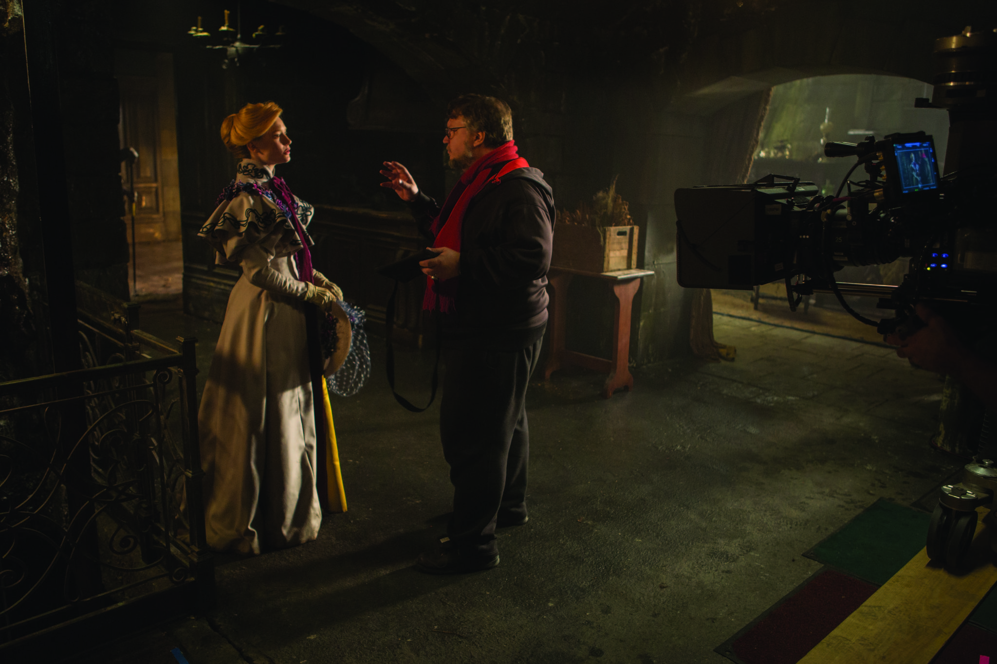 Still of Guillermo del Toro and Mia Wasikowska in Purpurine kalva (2015)