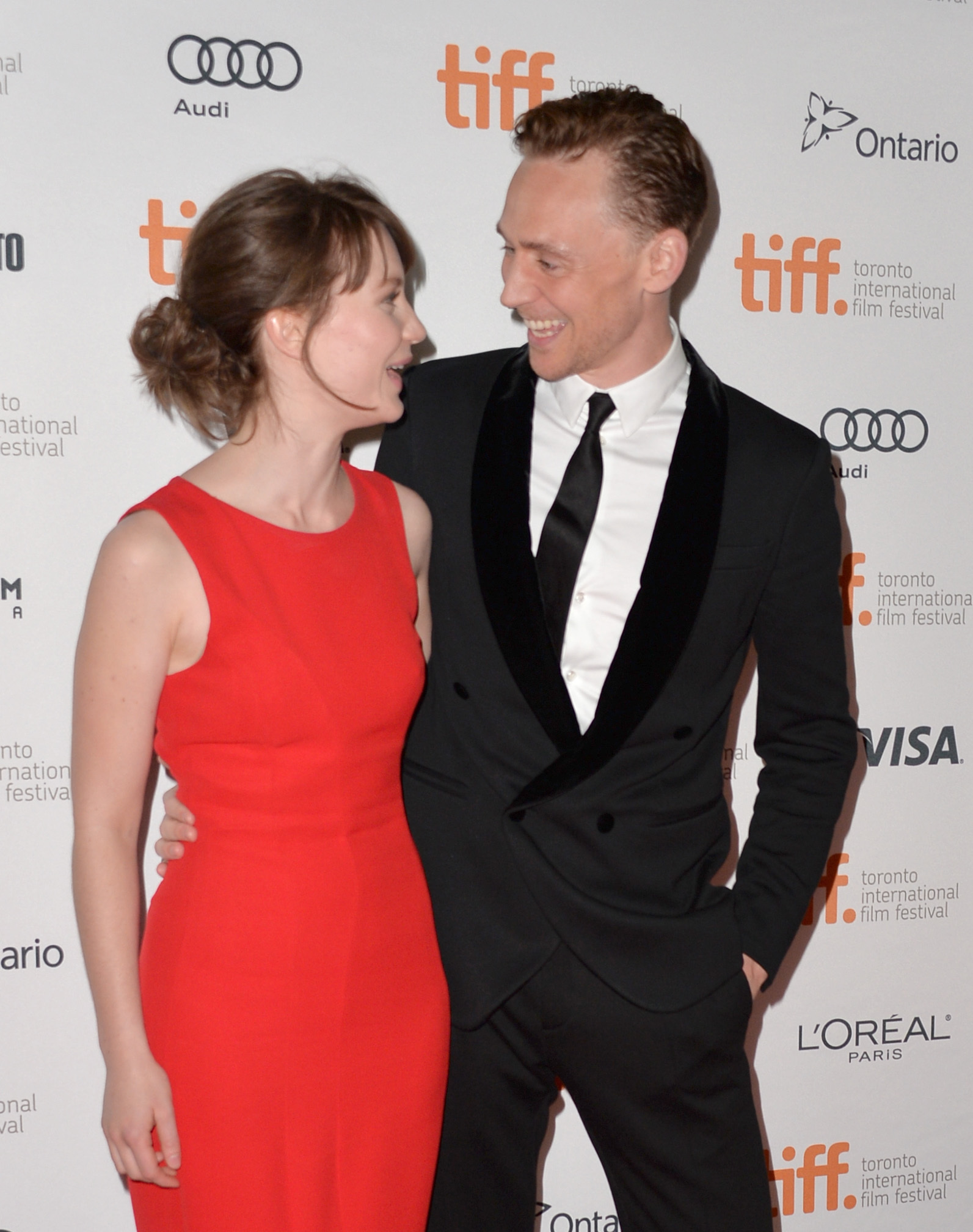 Tom Hiddleston and Mia Wasikowska at event of Isgyvena tik mylintys (2013)