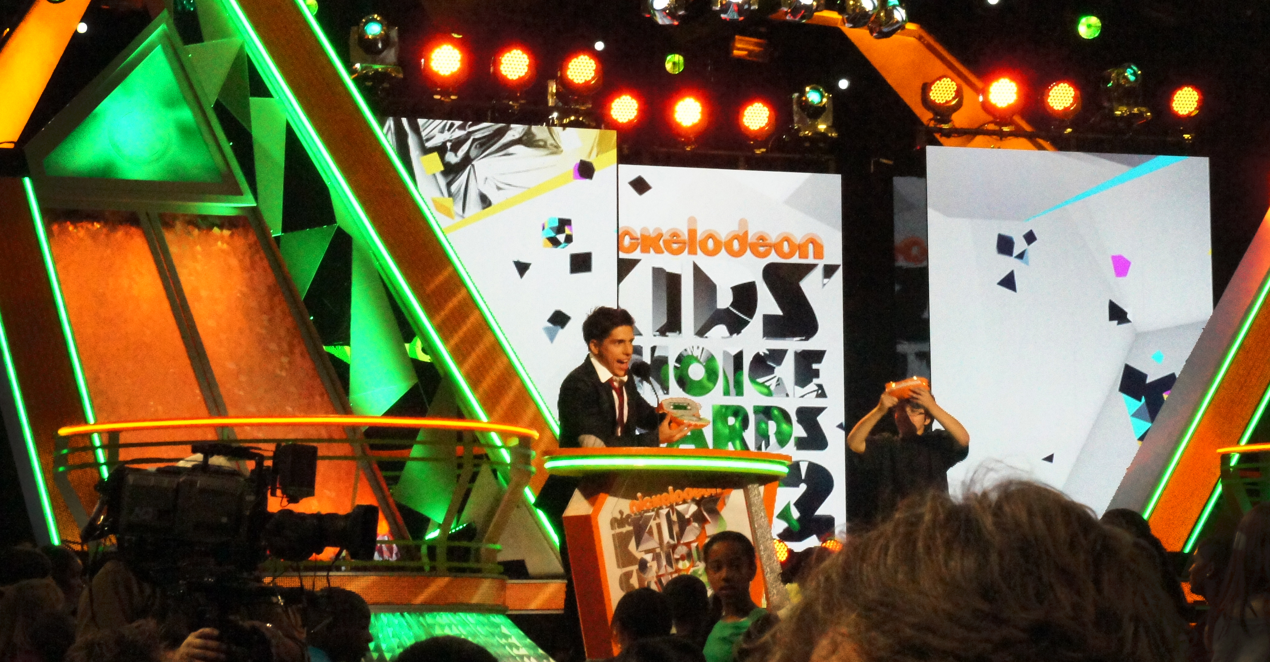 Presenting an award - Nickelodeon Kids Choice Awards 2013