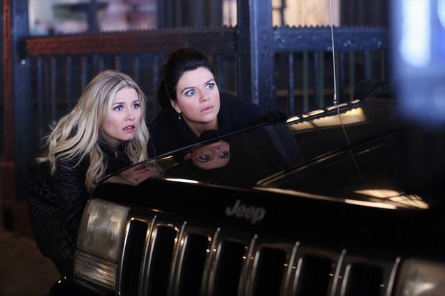 Still of Elisha Cuthbert and Casey Wilson in Happy Endings (2011)