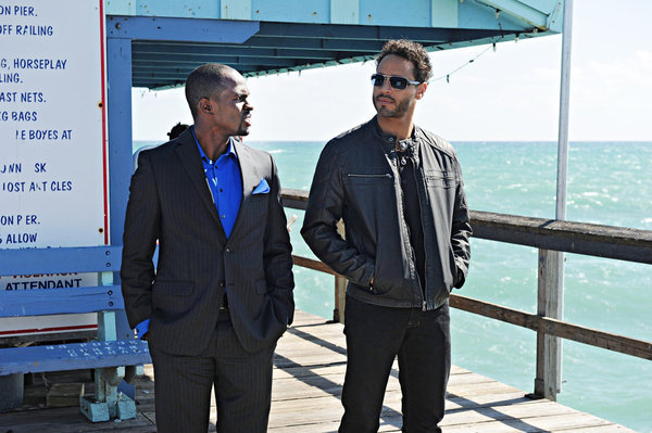 Still of Daniel Sunjata and Gbenga Akinnagbe in Graceland (2013)