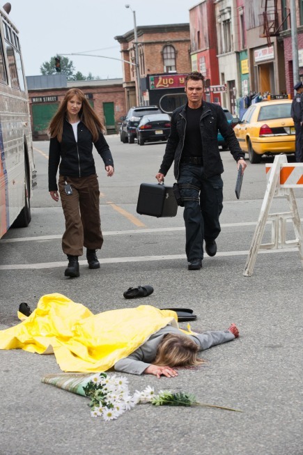 Still of Seth Gabel, Anna Torv and Larissa Stadnichuk in Ties riba (2008)