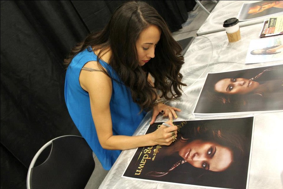 Marisa Quinn signs autographs at BorderCon