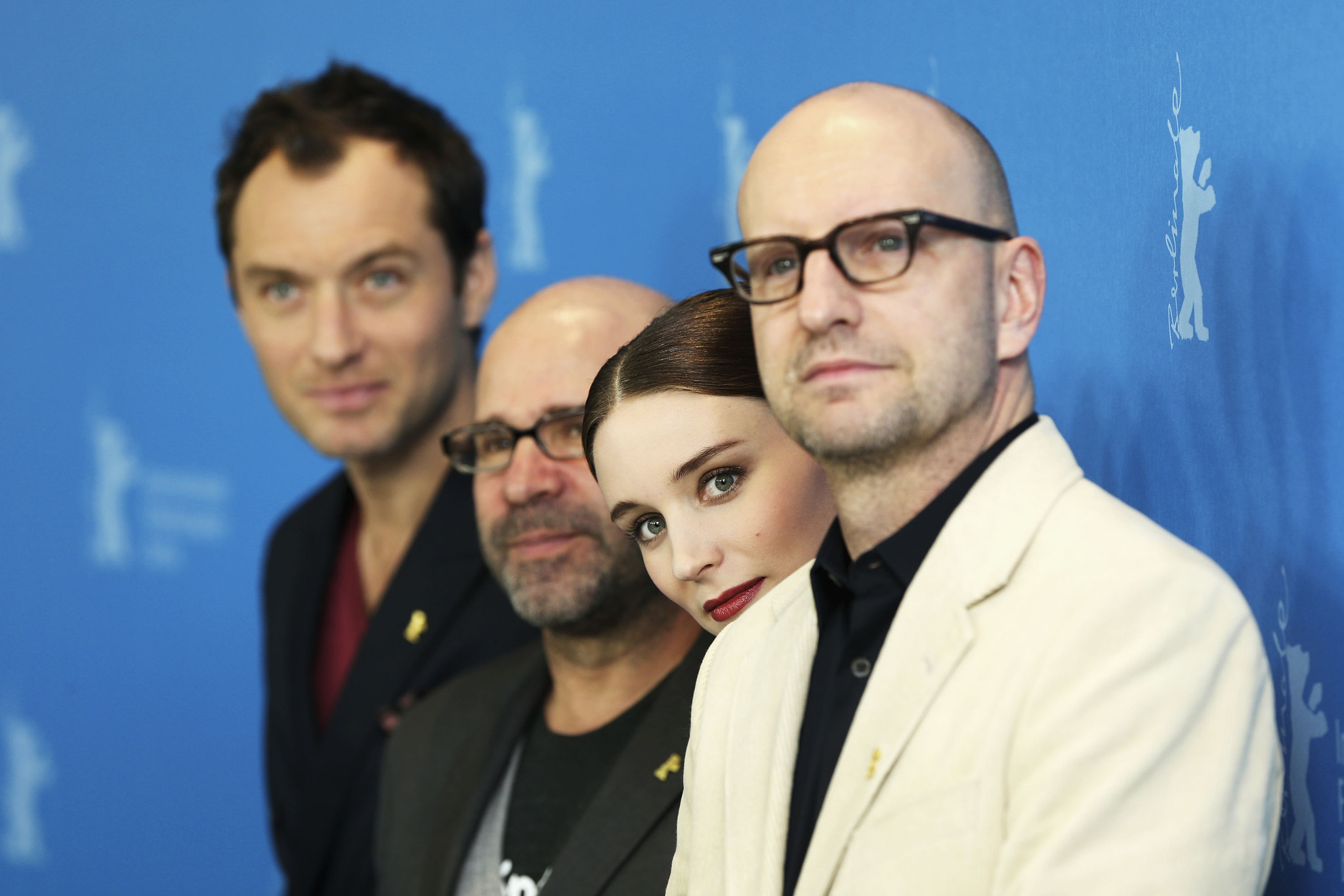 Jude Law, Steven Soderbergh, Rooney Mara and Scott Z. Burns at event of Salutinis poveikis (2013)