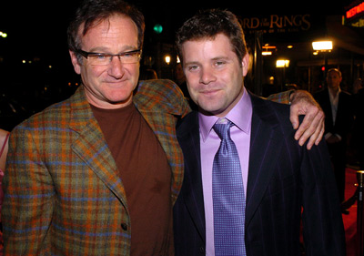 Robin Williams and Sean Astin at event of Ziedu Valdovas: Karaliaus sugrizimas (2003)