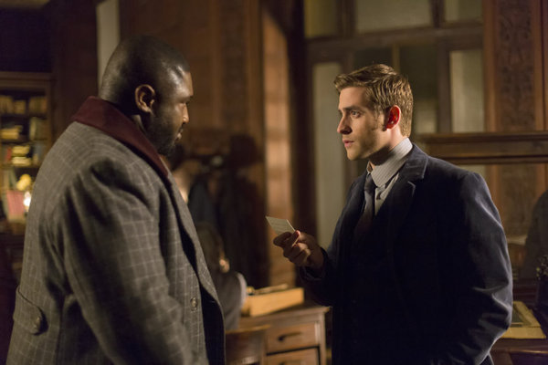 Still of Nonso Anozie and Oliver Jackson-Cohen in Dracula (2013)