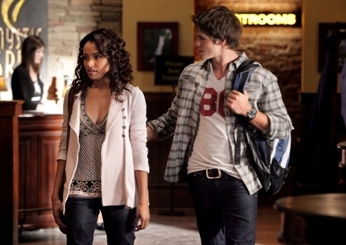 Still of Kat Graham and Steven R. McQueen in Vampyro dienorasciai (2009)