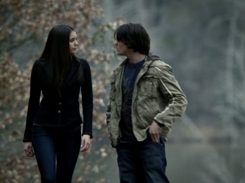 Still of Steven R. McQueen and Nina Dobrev in Vampyro dienorasciai (2009)