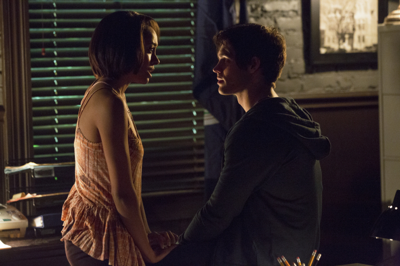 Still of Kat Graham and Steven R. McQueen in Vampyro dienorasciai (2009)