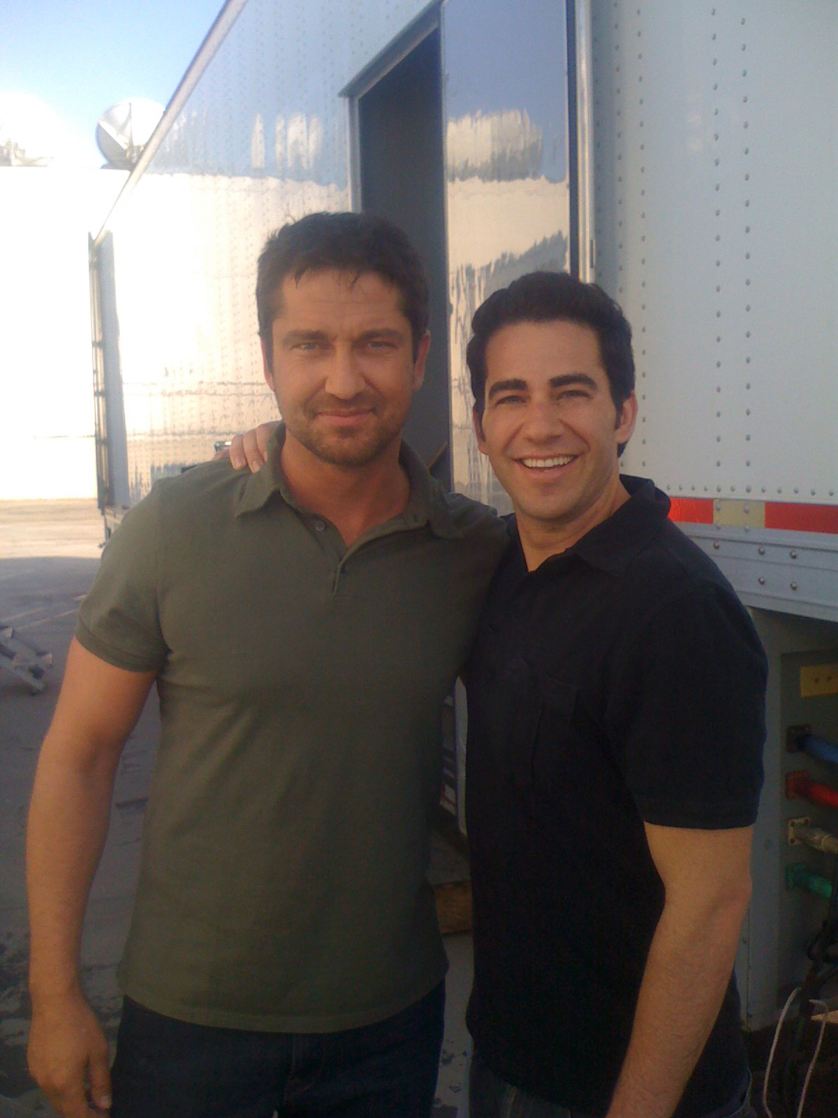 Gerard Butler & Ryan Surratt on the set of The Ugly Truth