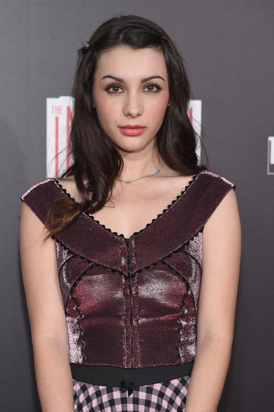 Hannah Marks at event for The Intern