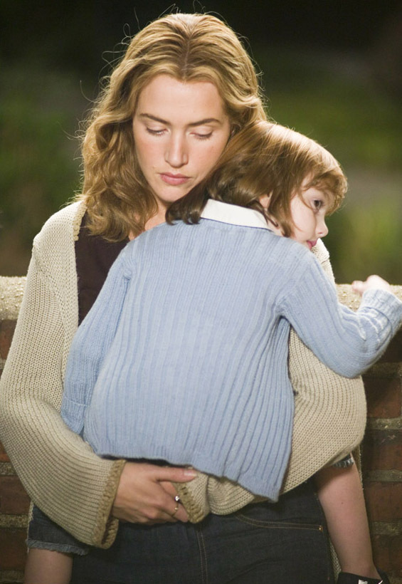 Still of Kate Winslet and Sadie Goldstein in Mazi vaikai (2006)