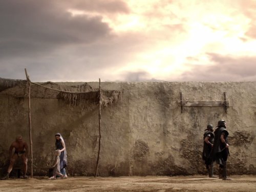 Still of Brooke Williams and Jai Courtney in Spartacus: Blood and Sand (2010)