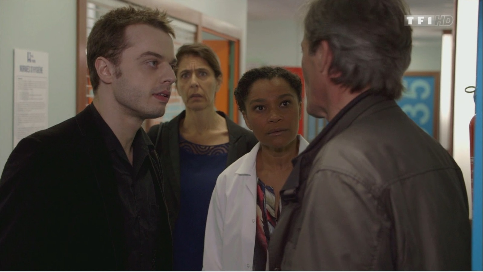 Maximilien Poullein as 'Jean Balmont', Valérie Zarrouk, Annie Milon and Jean Burucoa in 'Une Histoire, une urgence' (Episode: 'Une Mariée complexée' / Director: Emmanuelle Caquille / TF1 Productions / 2014)