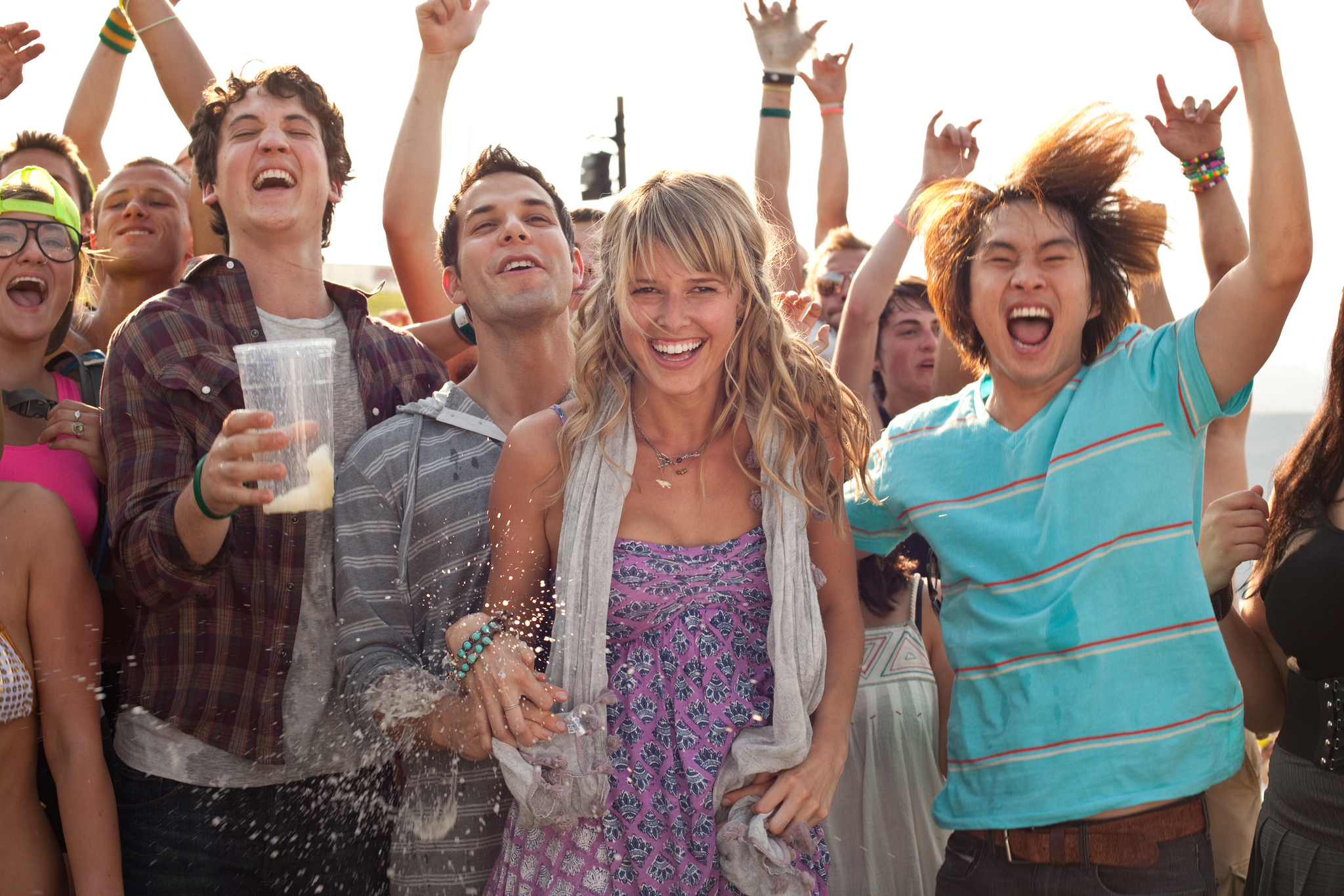 Still of Sarah Wright, Miles Teller, Justin Chon and Skylar Astin in Gimtadienis (2013)