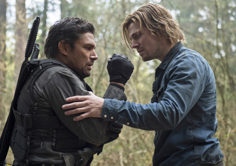 Still of Manu Bennett and Stephen Amell in Strele (2012)