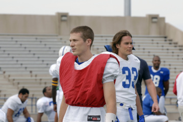 Still of Zach Gilford and Taylor Kitsch in Friday Night Lights (2006)