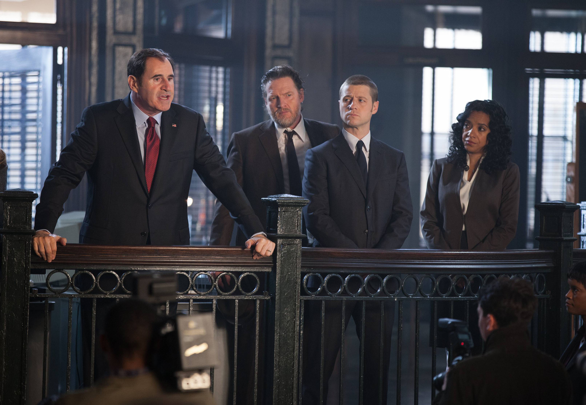 Still of Donal Logue, James Guest, Richard Kind, Ben McKenzie and Zabryna Guevara in Gotham (2014)