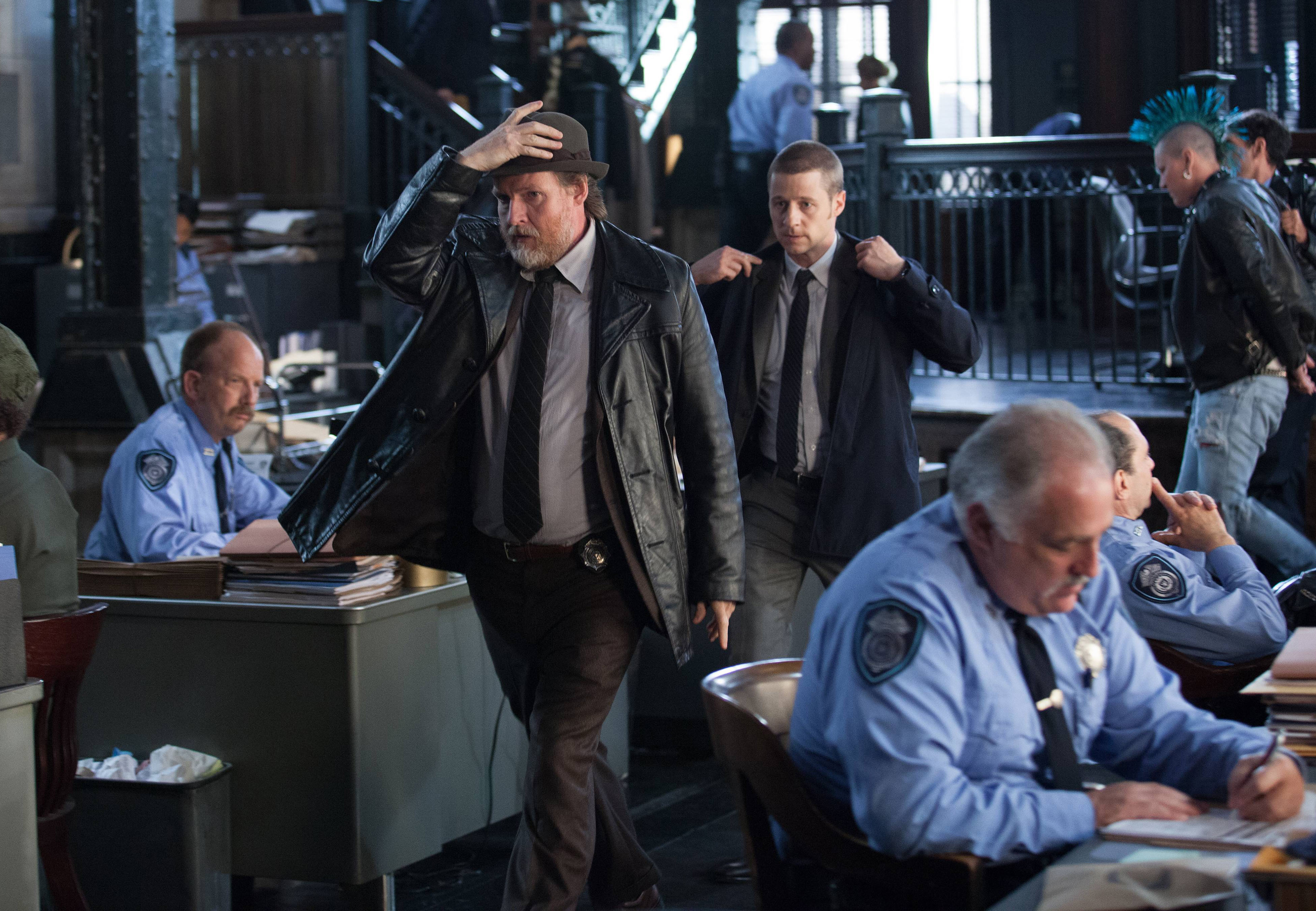 Still of Donal Logue and Ben McKenzie in Gotham (2014)