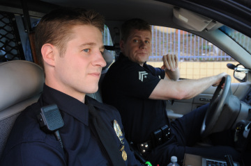 Still of Michael Cudlitz and Ben McKenzie in Southland (2009)