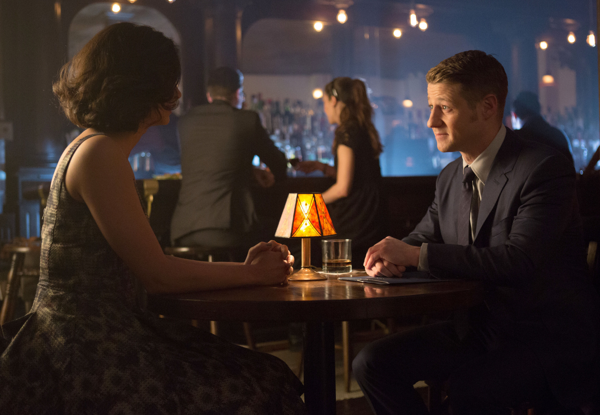 Still of Morena Baccarin and Ben McKenzie in Gotham (2014)