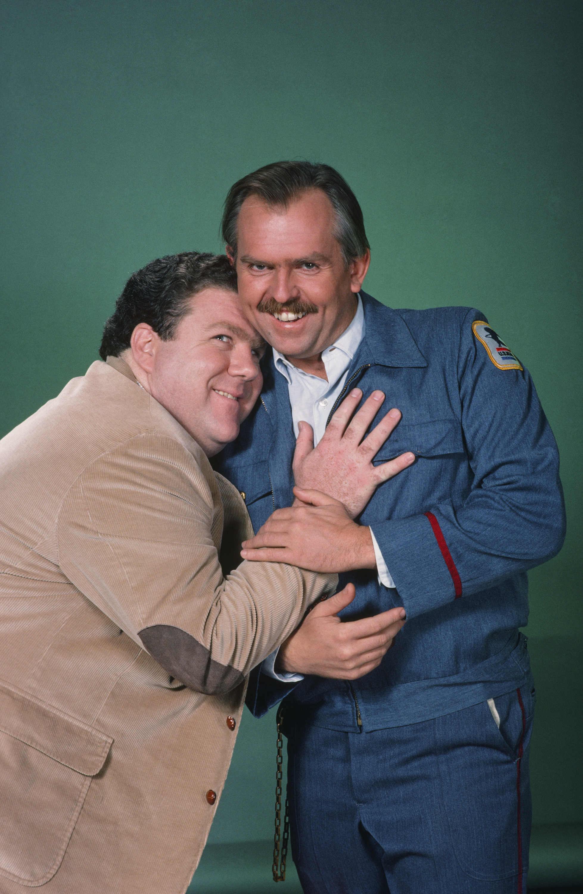 Still of John Ratzenberger and George Wendt in Cheers (1982)