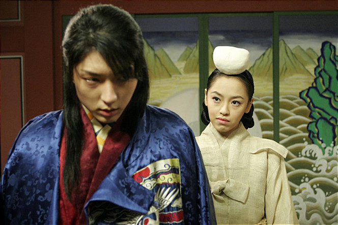Still of Joon-Gi Lee and Seong-Yeon Kang in Wang-ui namja (2005)