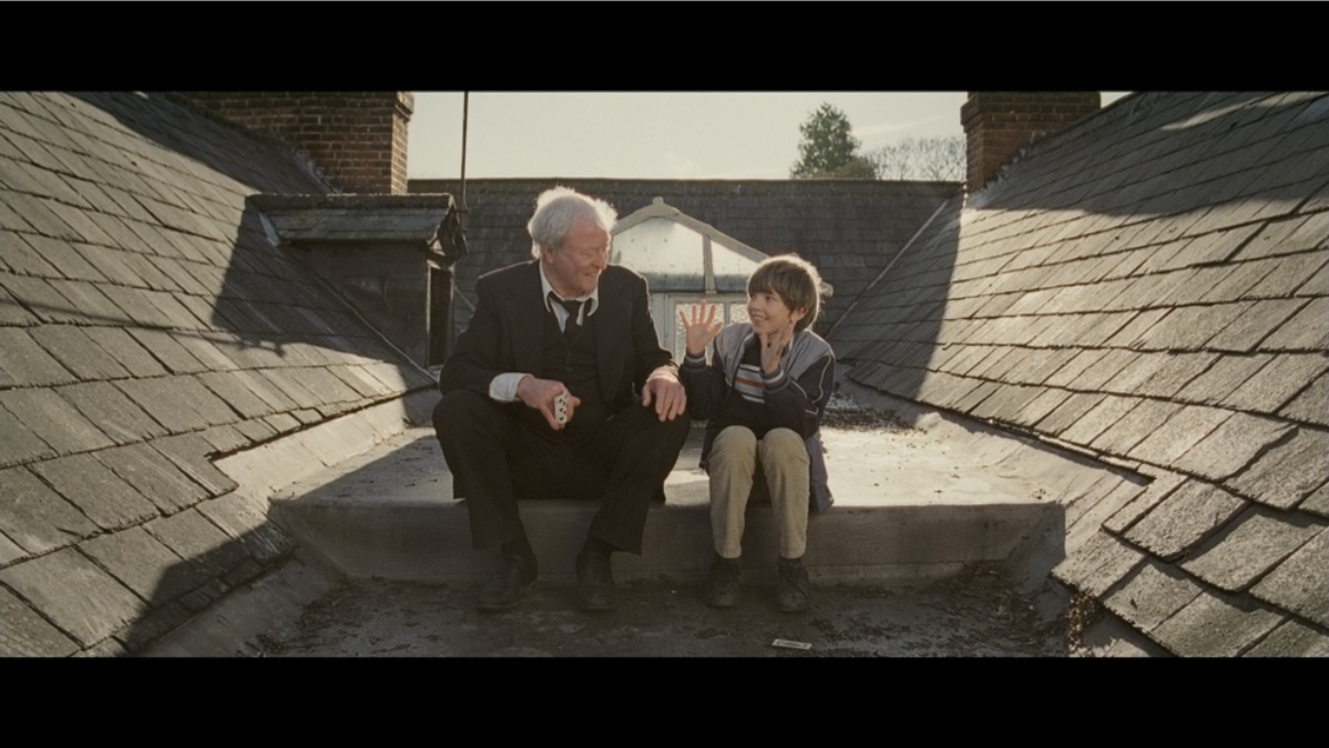 Still of Michael Caine and Bill Milner in Is Anybody There? (2008)