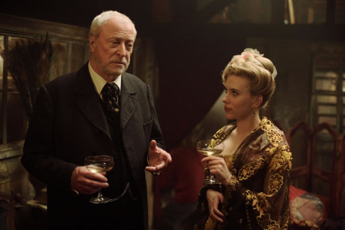 Still of Michael Caine and Scarlett Johansson in Prestizas (2006)