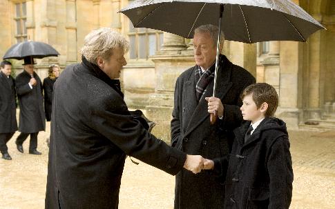 Still of Michael Caine, Rutger Hauer and Gus Lewis in Betmenas: Pradzia (2005)